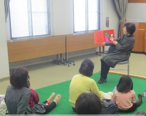 子どもたちに本を読み聞かせている写真