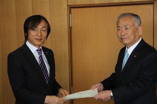 議長から市長に提出する様子