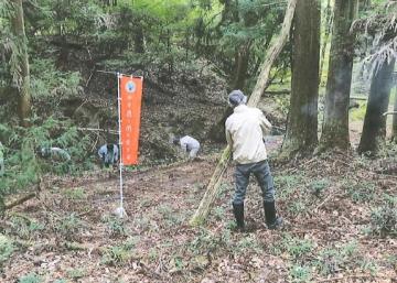 里山を整備している