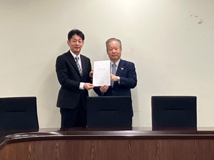 中部運輸局鉄道部長への要望書手交の様子