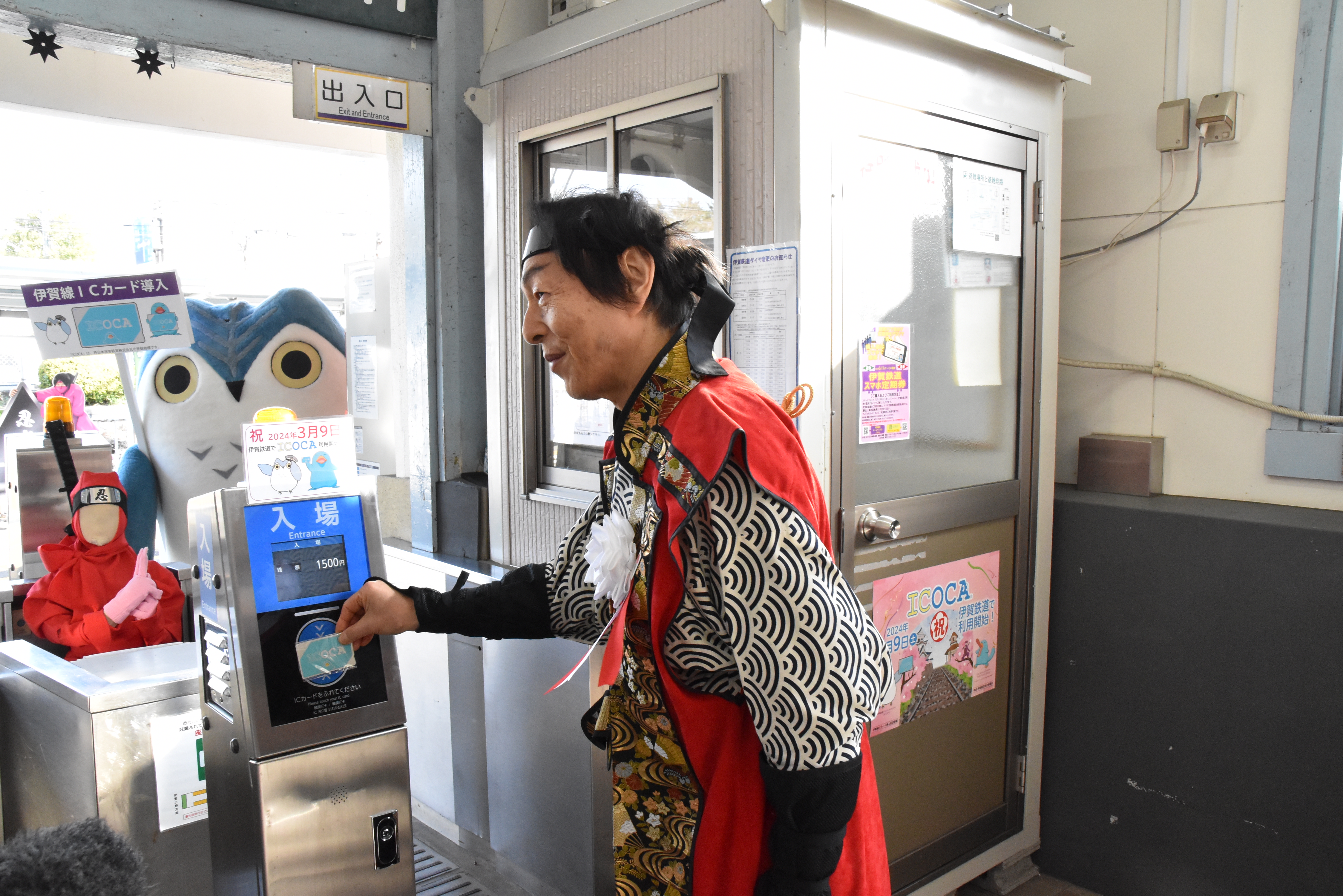 真新しいICカード改札機を利用する様子