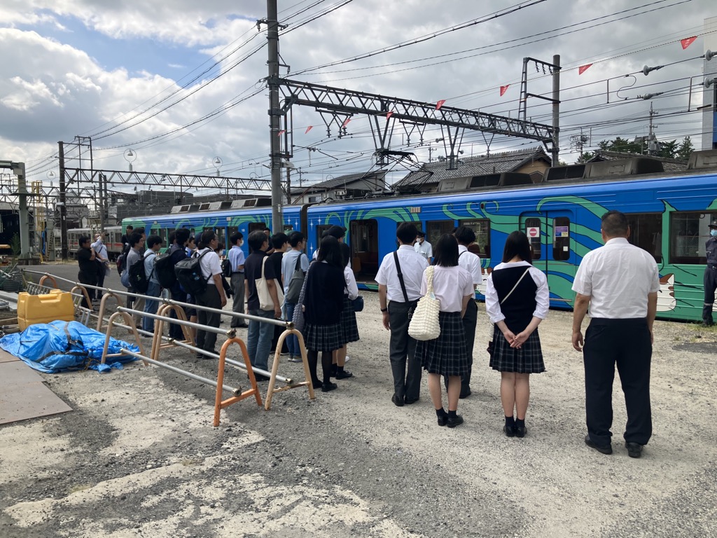 伊賀鉄道車庫見学の様子