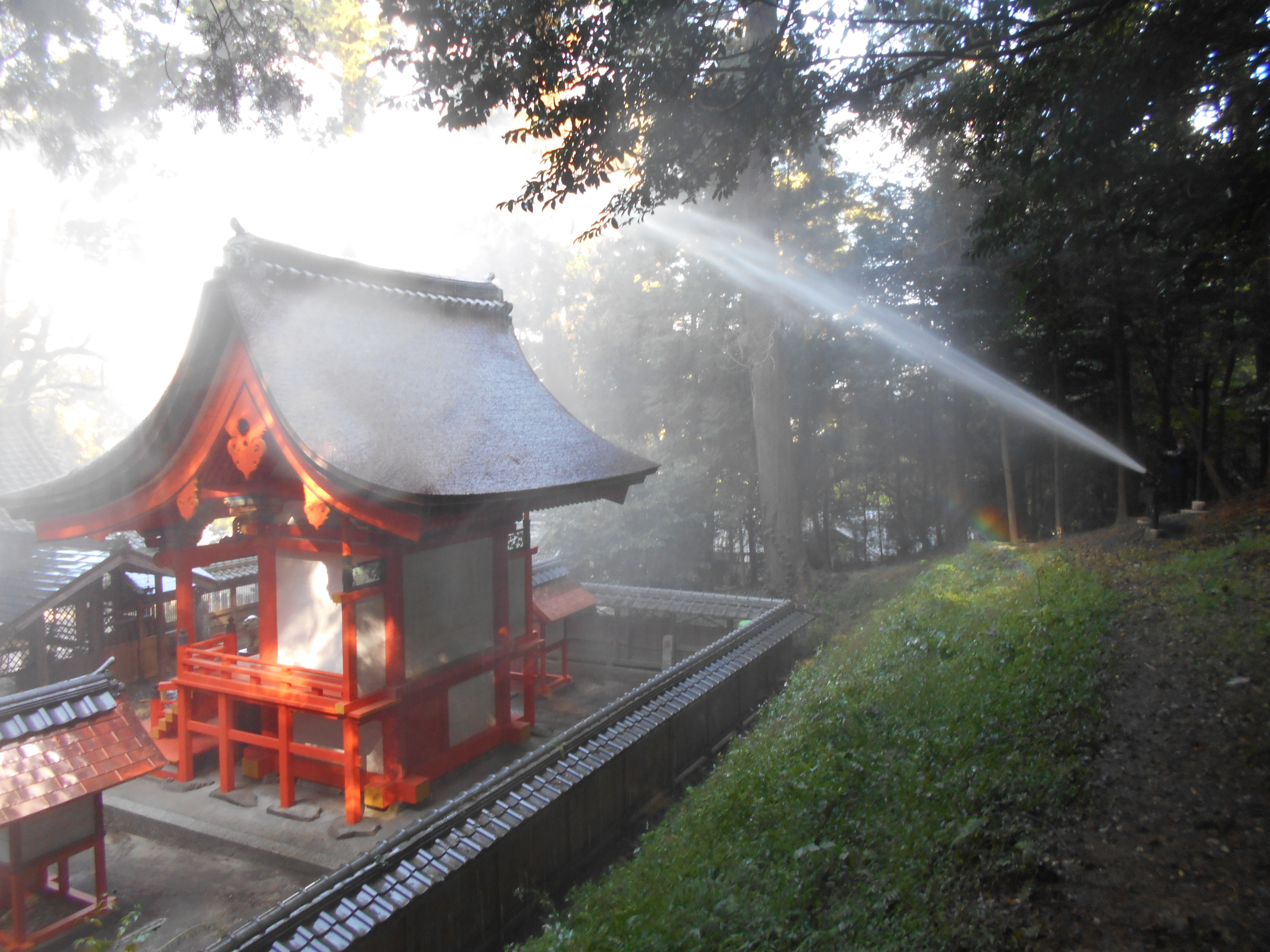 国指定重要文化財である猪田神社本殿に設置されている放水銃
