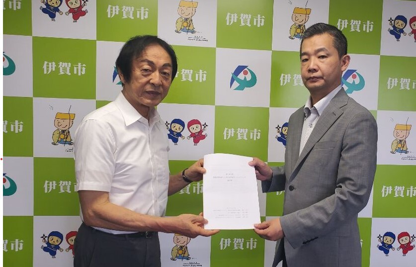 報告書を伊賀市長に手渡しする写真