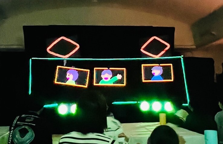 ブラックライト「これなあんだ」電車