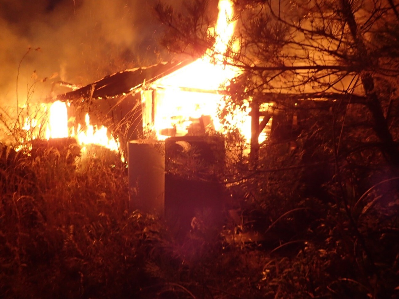 建物が燃えている画像