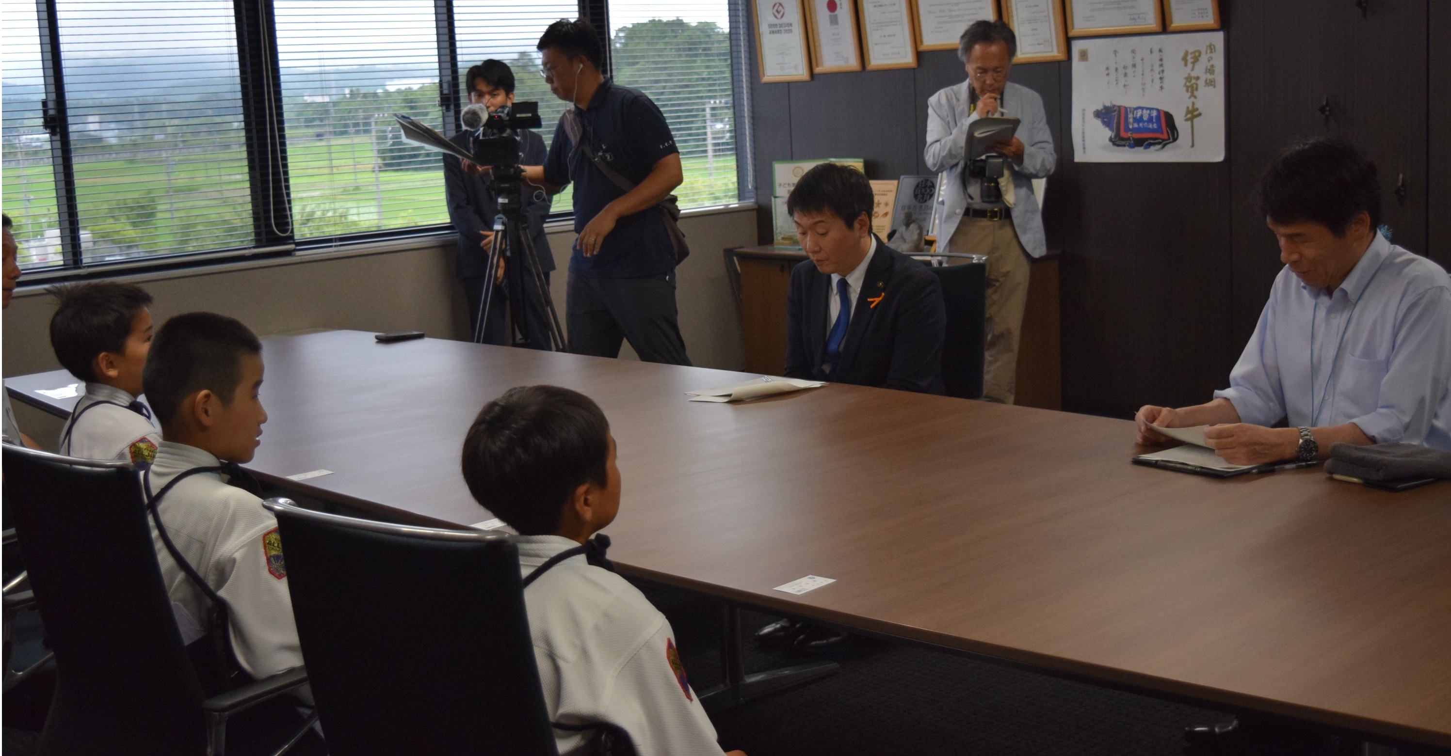 激励のことばをかける市長、教育長