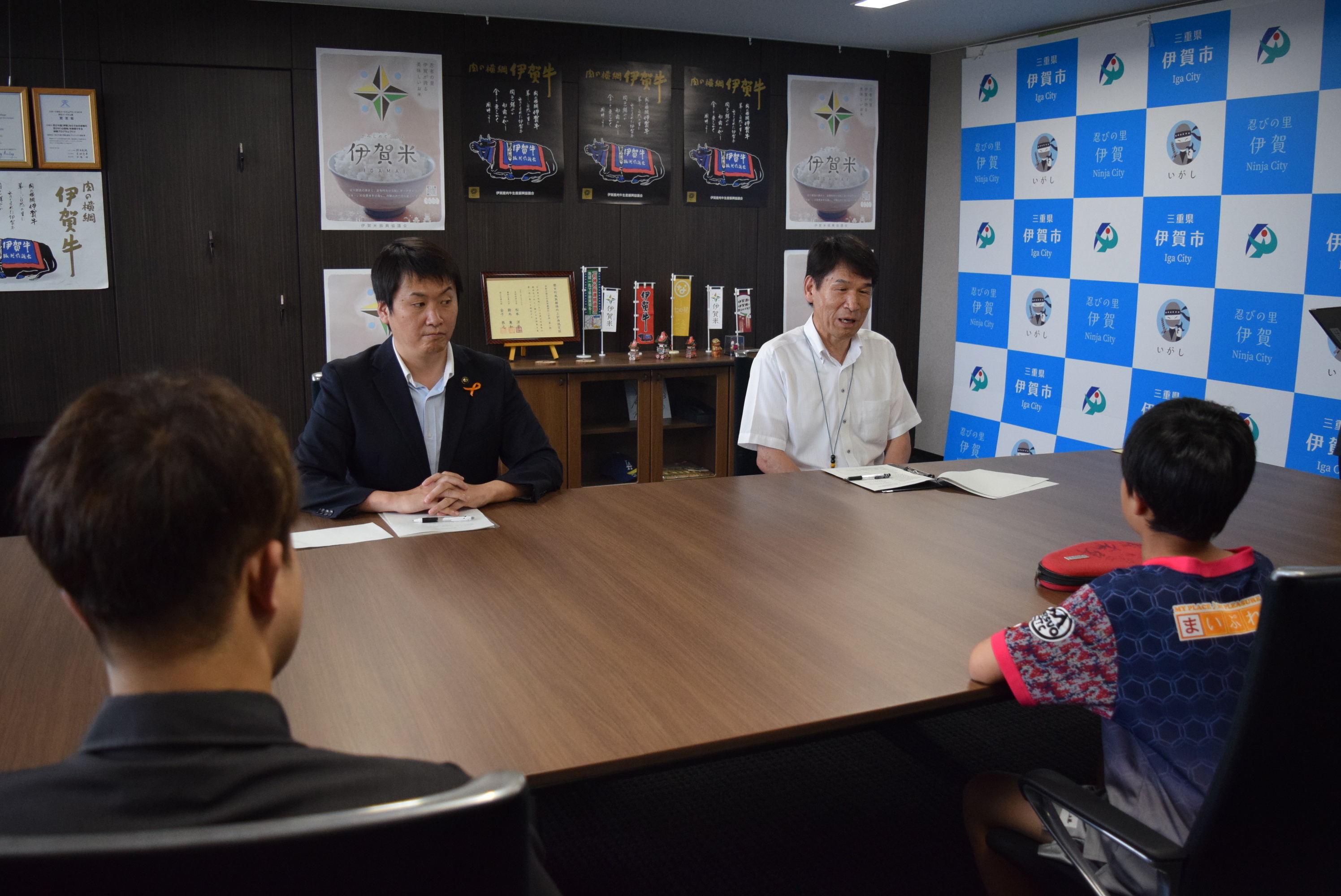奥屋選手の表敬の様子