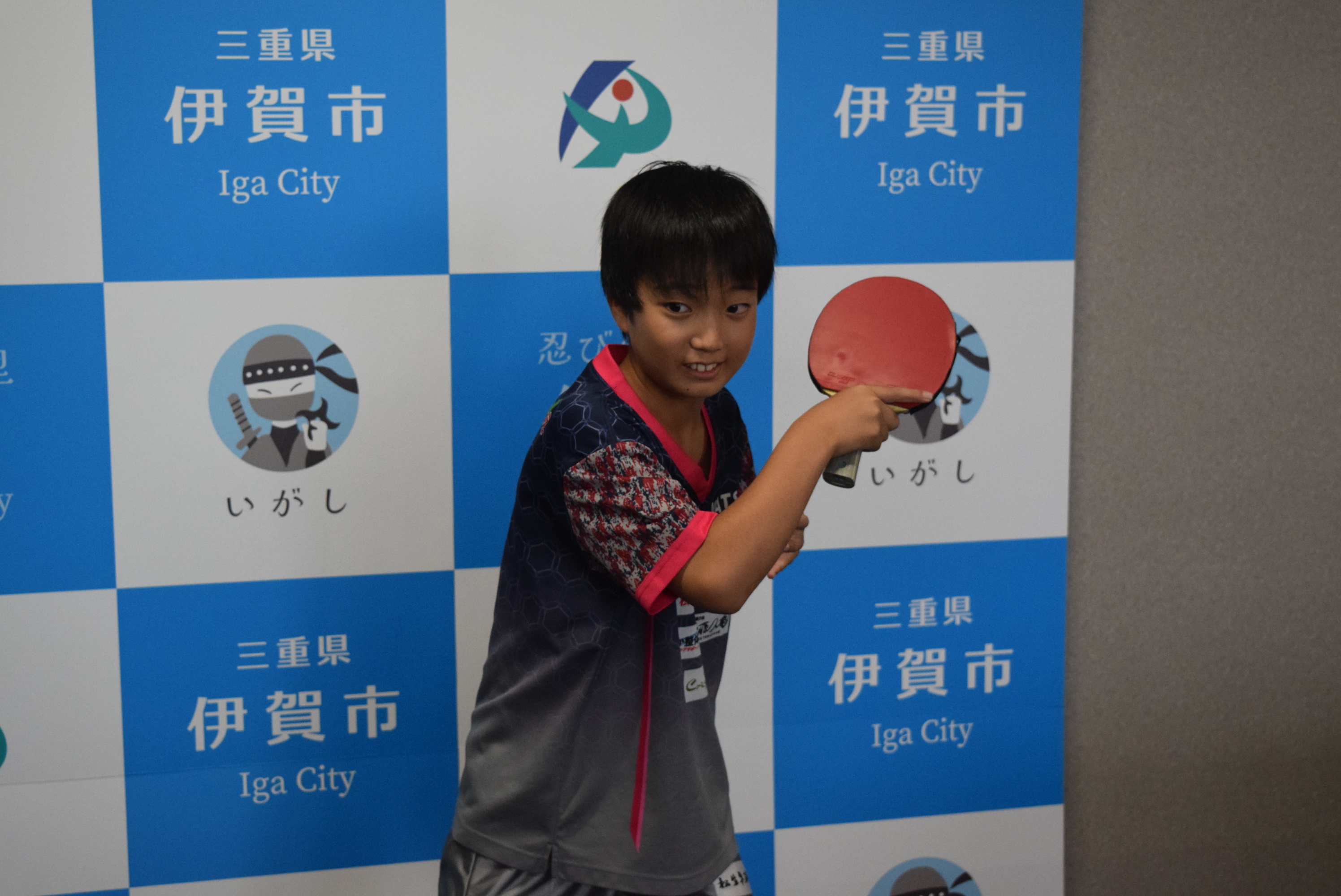 ポーズをとる奥屋選手