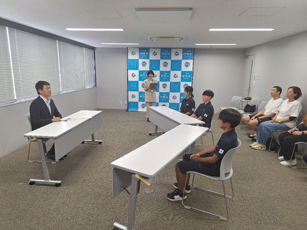 激励の言葉を述べる市長