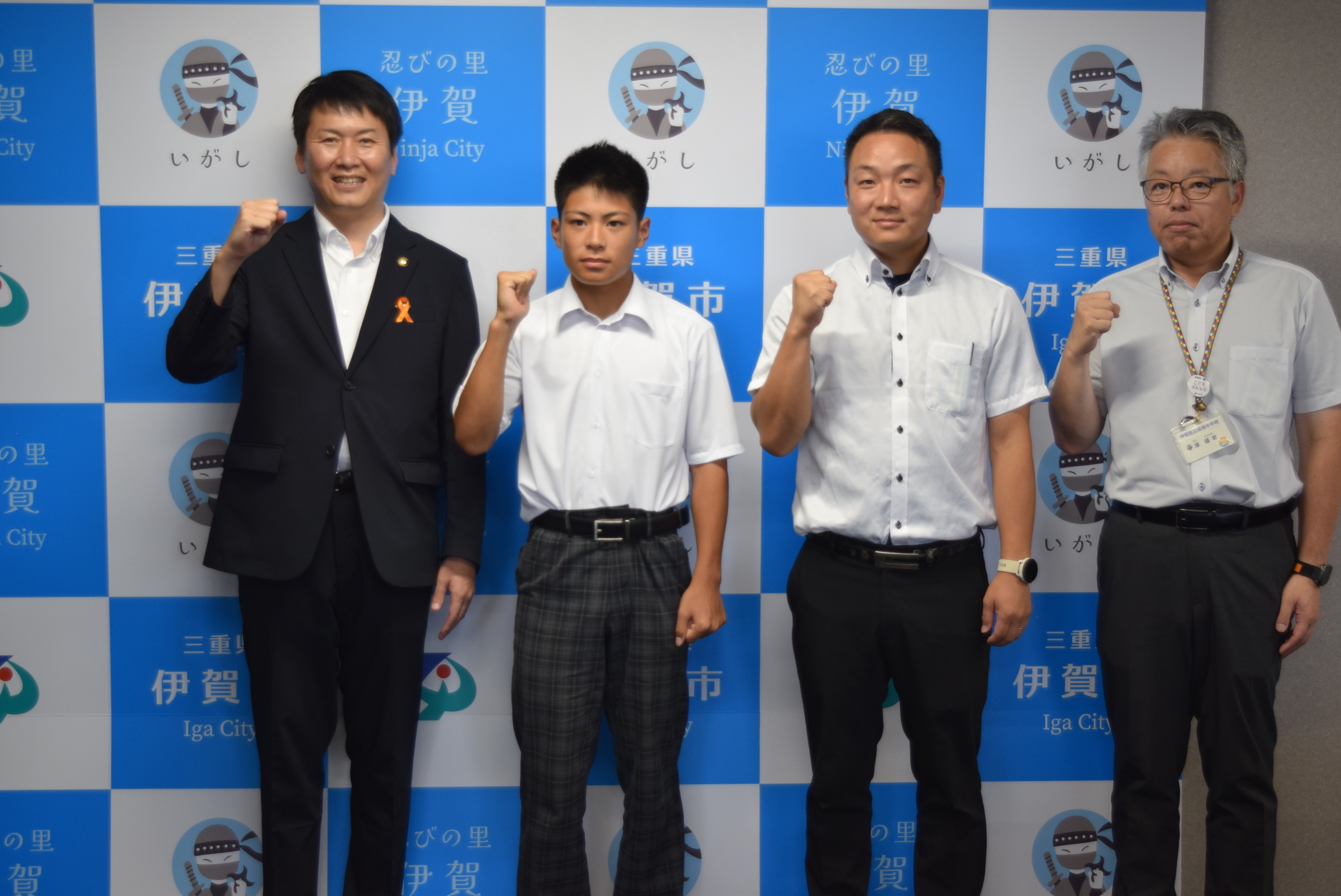 市長、内田選手、担任の先生、校長先生