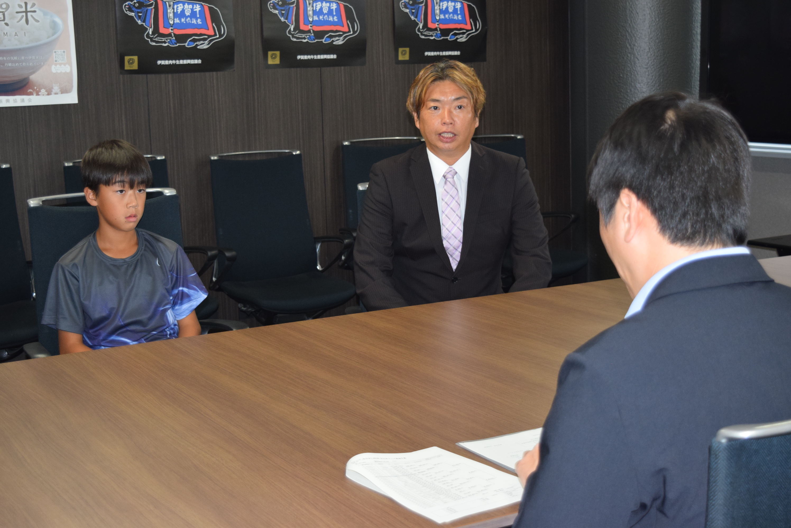 松山コーチと岡本選手