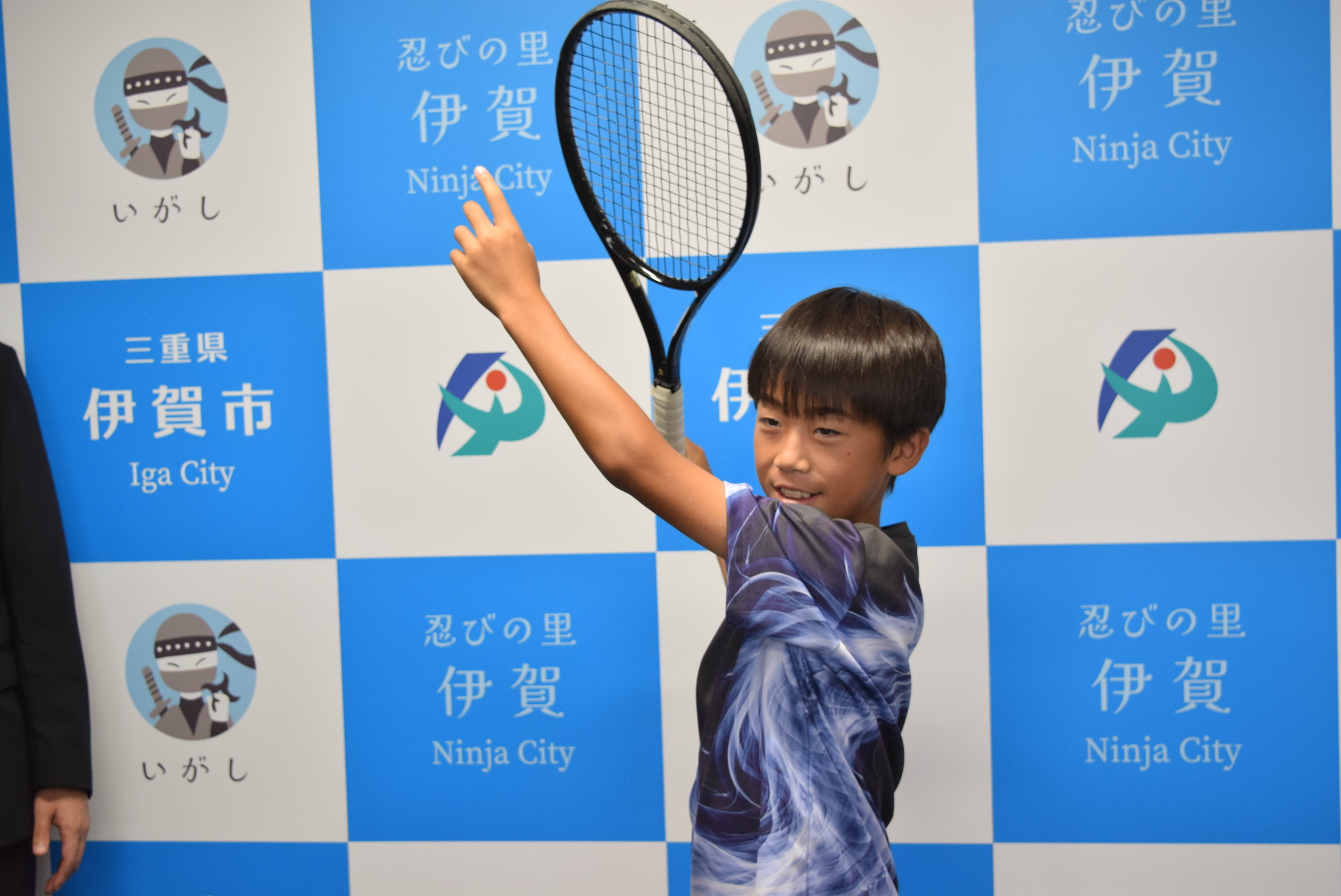 サーブのポーズをとる岡本選手