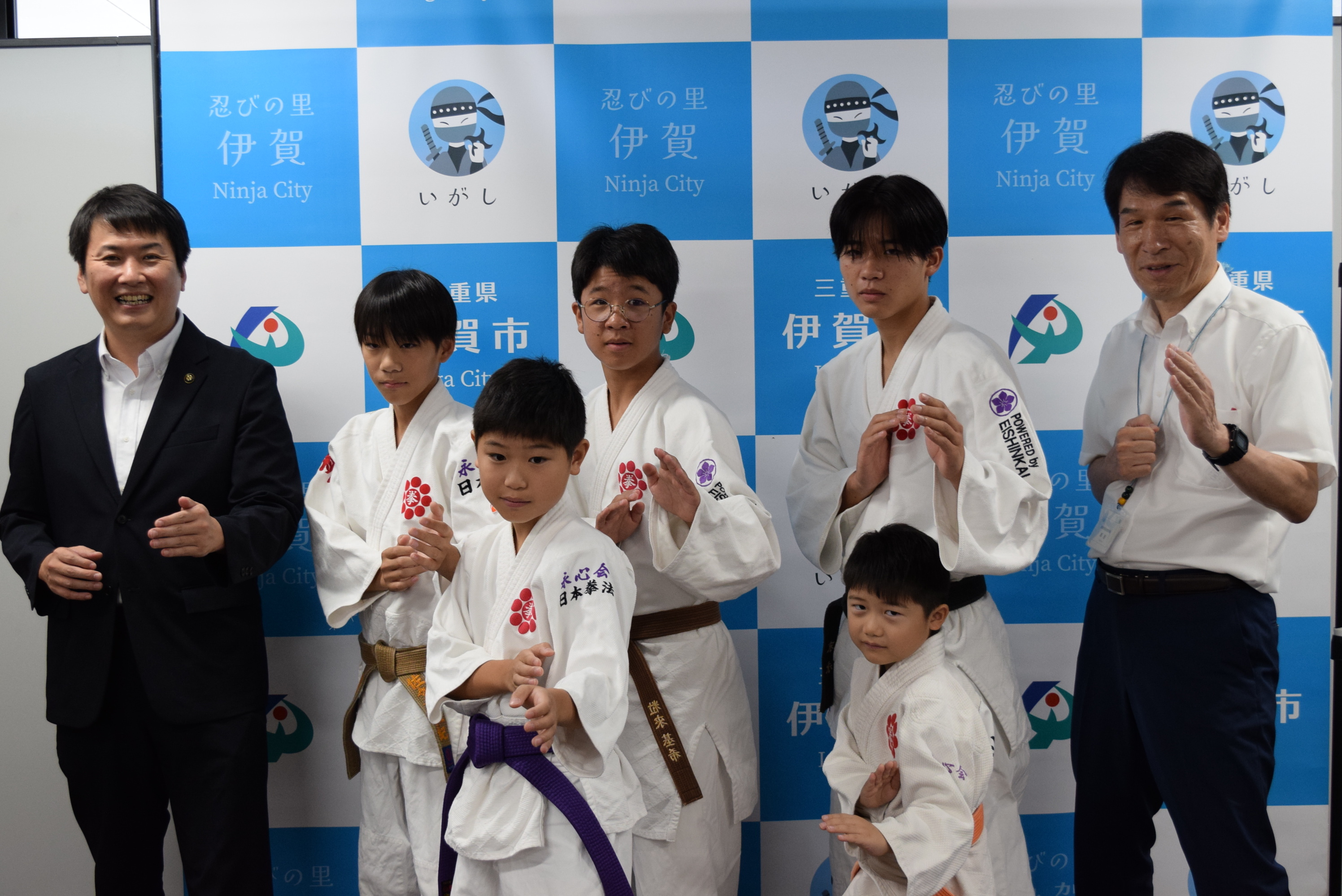 選手の皆さんと市長、教育長