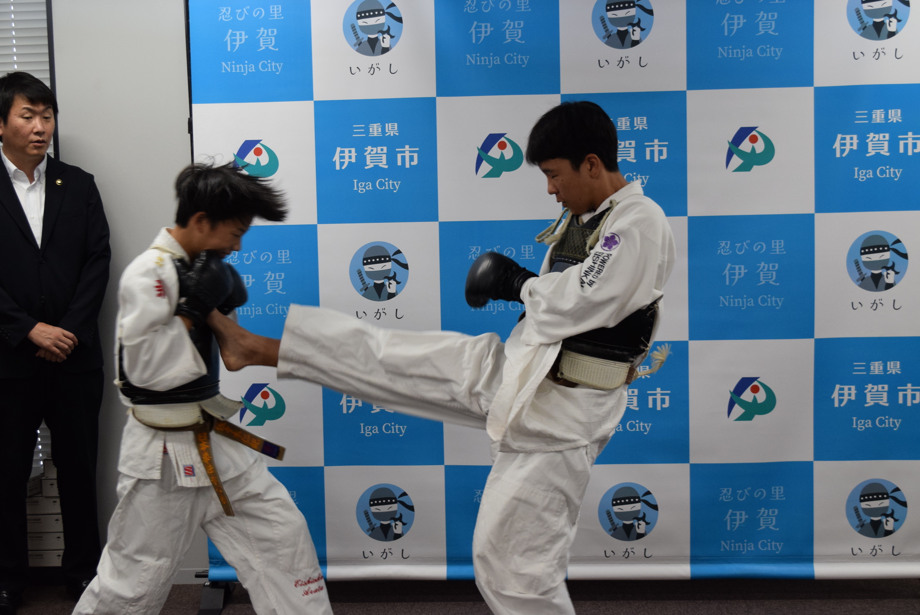 技を披露する中学生のおふたり
