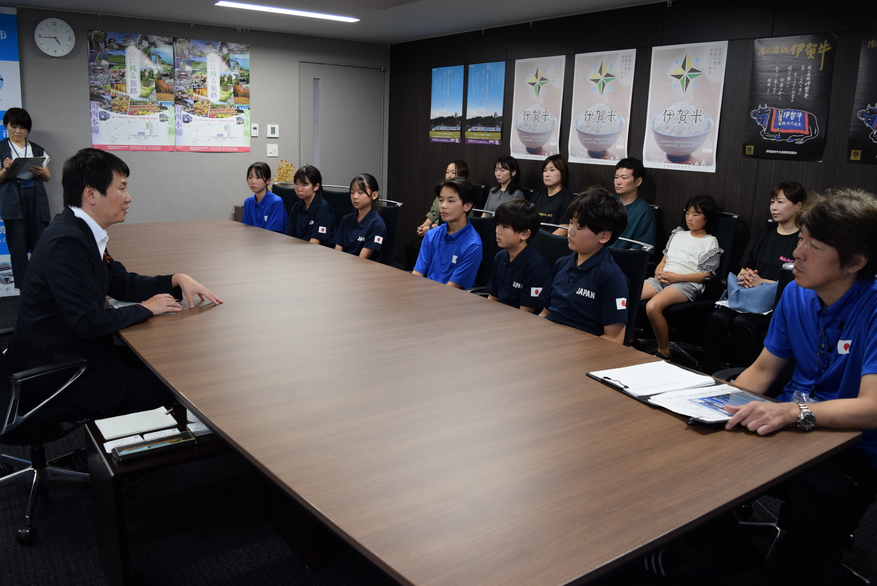 選手の皆さんにお話しされる稲森市長