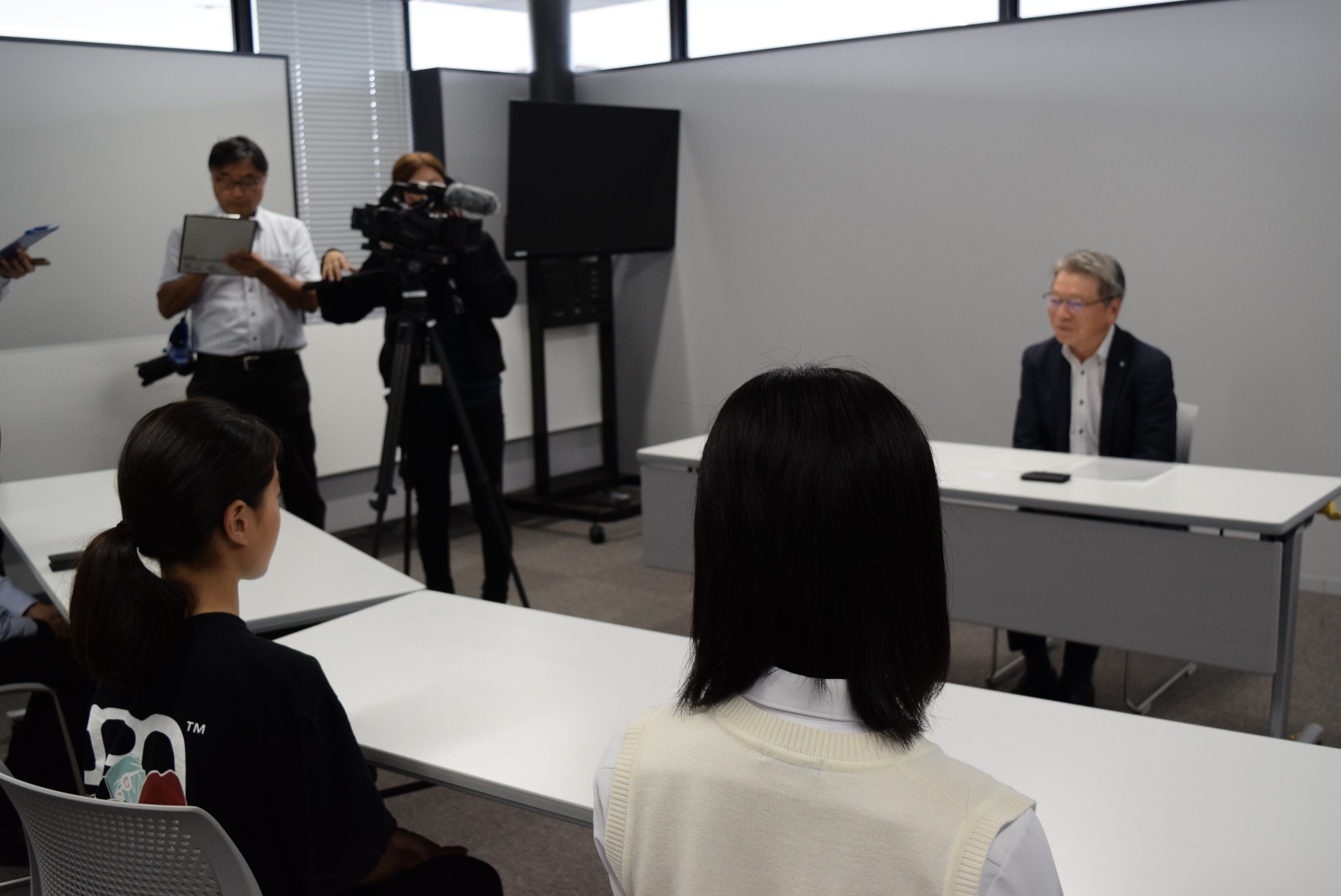選手のお二人に激励のことばをかける宮崎副市長