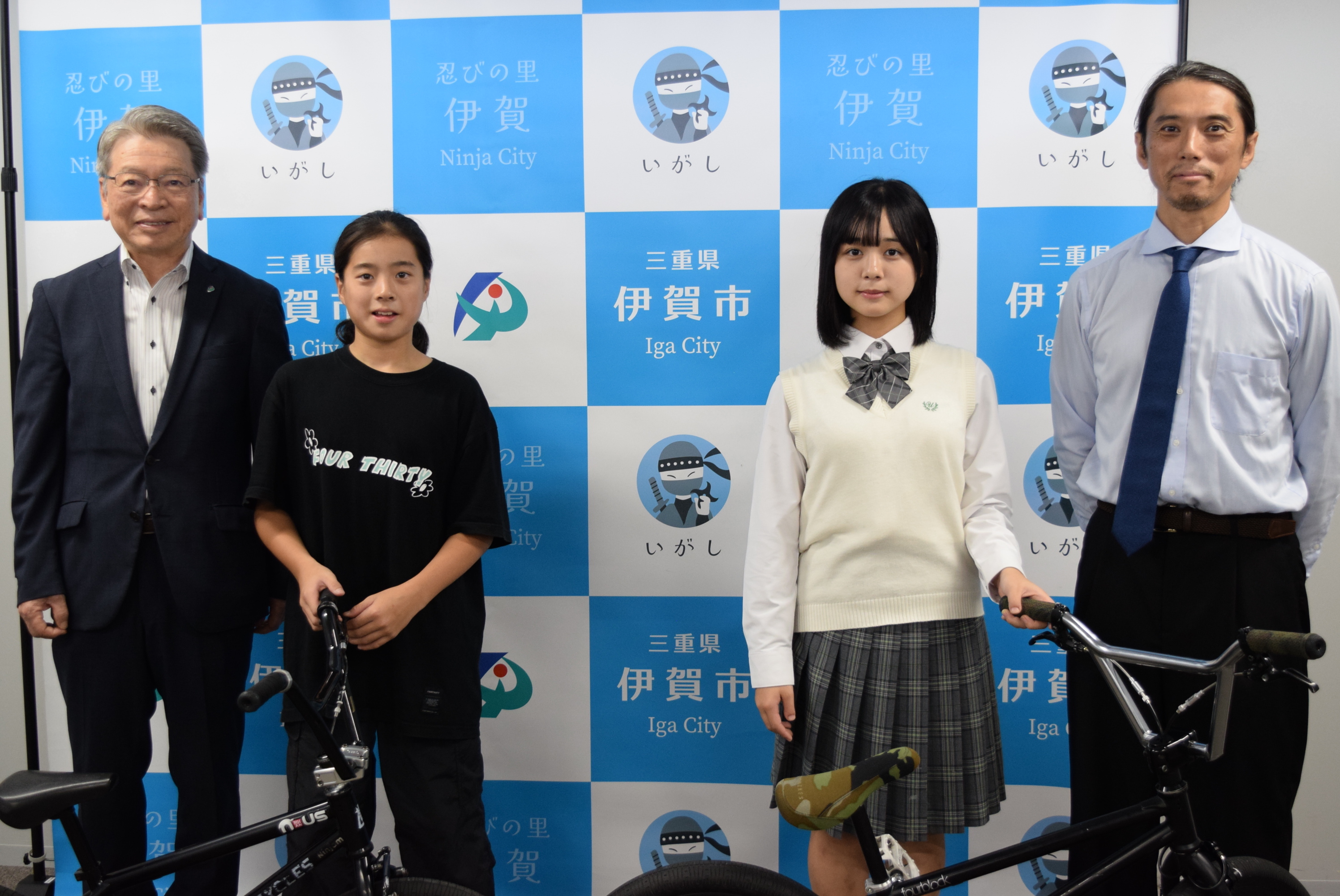 宮崎副市長、田邊選手、山崎選手、田邊恭志さん
