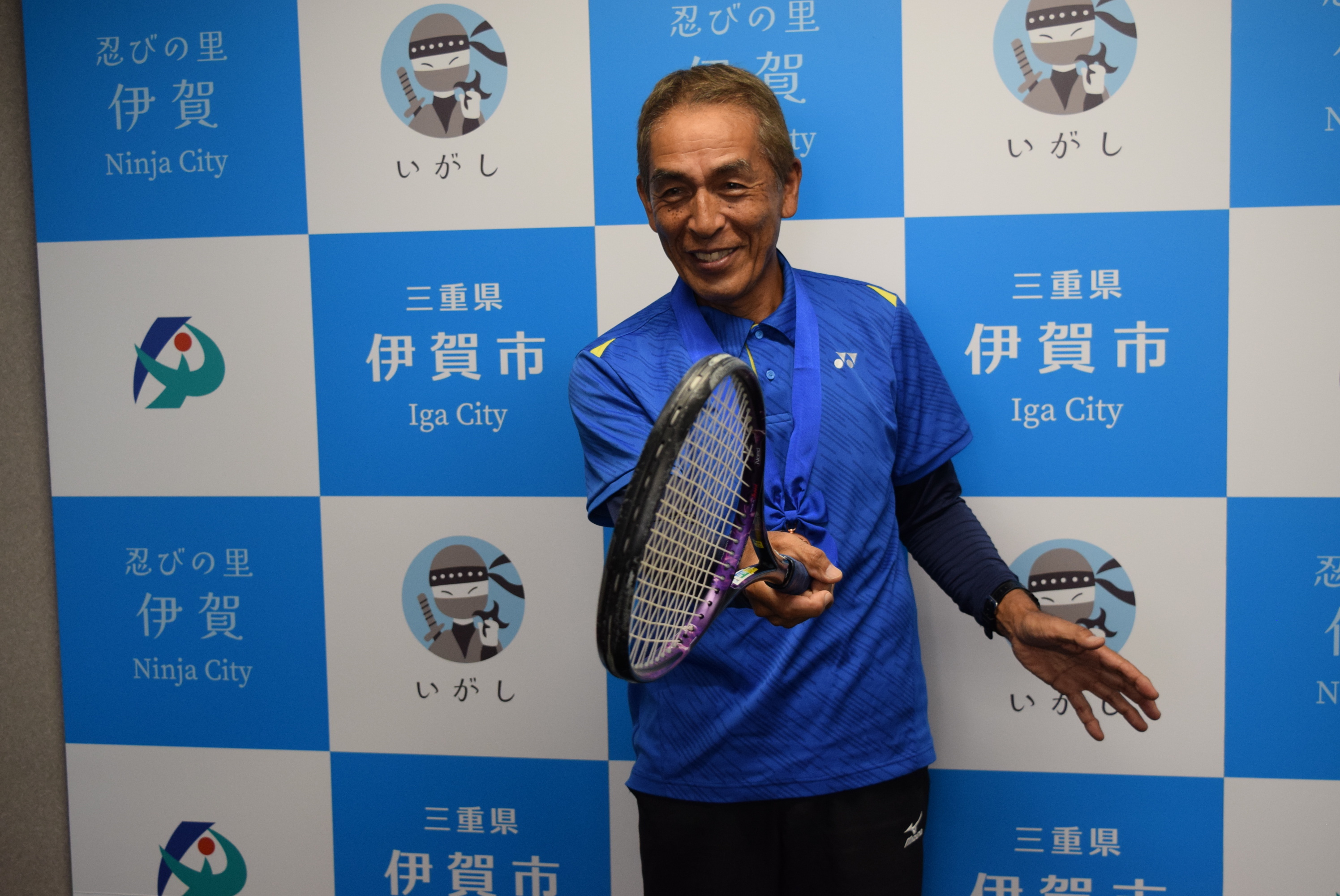 ラケットを振る森中選手