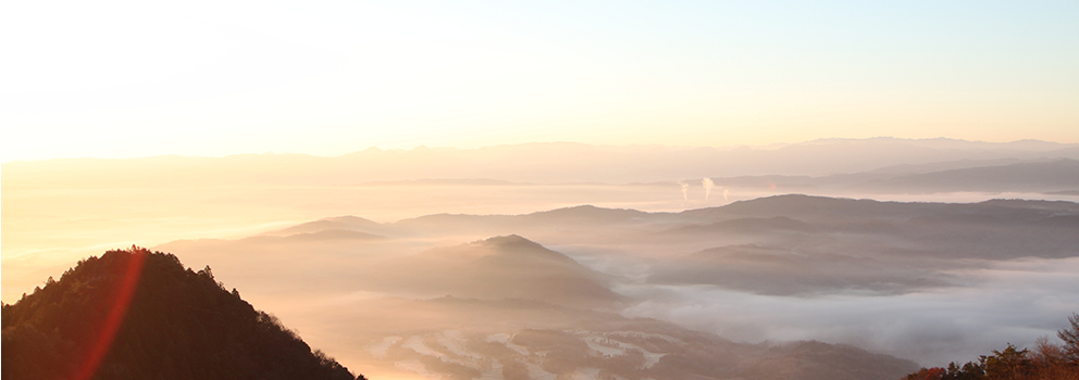 メインビジュアル画像（御斎峠からの眺望・日の出）
